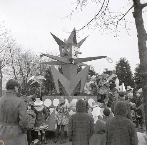 Bestand:Carnavalsoptocht Waalwijk 1964.jpg