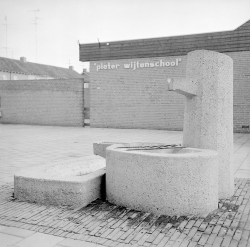 Bestand:Waterbekkens Pieter Wijtenschool.jpg