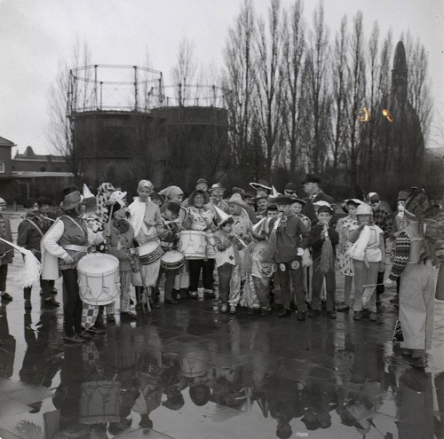 Bestand:Carnaval Waalwijk 1964.jpg