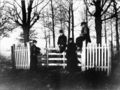 Antoinette, Antoon, Louisa en Maria Rubbens bij de poort van de ‘Laan van Gragtmans’ die het opschrift ‘De Laan’ draagt, 1914 (Collectie SALHA/GAW, fotonr.60070, foto Maurice de Nayer).