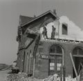 Station Waalwijk valt ten prooi aan de slopershamer, mei 1964 (collectie SALHA, fotonr. WAA86386, foto J. de Bont).