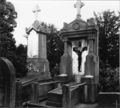 Rechts het grafmonument van Pieter Wijten, links dat van zijn vader Antonius (GAW, Fotonr. 71937)