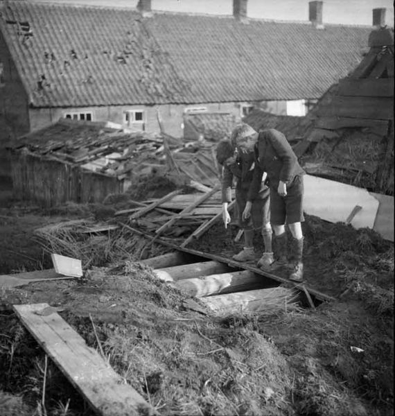 Bestand:82967 Granaatinslag Westeinde 1944.jpg